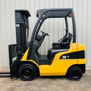 Chariot élévateur à fourche diesel CAT multifonction de 2 tonnes, gerbeur à palettes, mât à 3 étages, moteur hydraulique pour terrain accidenté, utilisation commerciale - Product Image 1