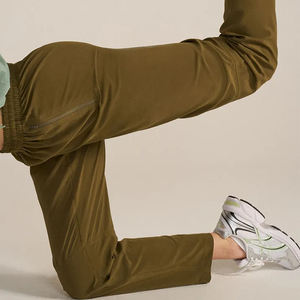 Conjunto de chándal de poliéster transpirable de invierno con logotipo personalizado de alta calidad para mujer con pantalón cortavientos pantalones Jogger - Product Image 4