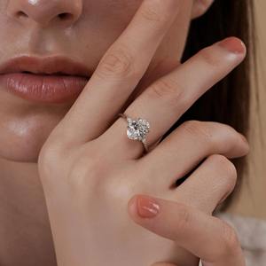 แหวนหมั้นเพชรทรงรี 2.16 กะรัต คุณภาพ F VVS1 เพชรเลี้ยงในห้องปฏิบัติการ รับรองโดย IGI ทรงรี ประดับเพชรทรงมาร์คีส์และทรงกลมด้านข้าง ดีไซน์ทันสมัย - Product Image 5