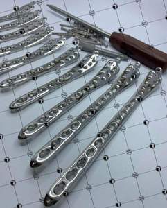 Placa de Bloqueo Tibial Distal de 3.5mm (6H 12H) con Tornillos de Bloqueo Manual (Juego de 100 piezas) de Acero Inoxidable 316L, Implante Ortopédico Veterinario - Product Image 1