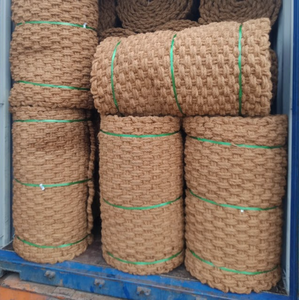 Tapis en fibre de coco durable fabriqué à partir de fibres de noix de coco, offrant un style rustique et une fonctionnalité fiable à l'intérieur et à l'extérieur - Product Image 1