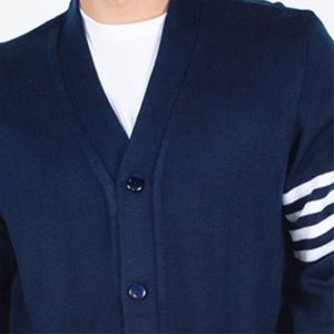 Pull universitaire d'inspiration vintage-doux, chaud et parfait pour une tenue décontractée et un look tendance - Product Image 6