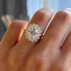 Elegante Anillo de Compromiso de Joyería Fina Moderna y Atemporal con Diamante Ovalado Cultivado en Laboratorio de 2 Quilates, Diseño de Halo, Oro de 14K - Product Image 1