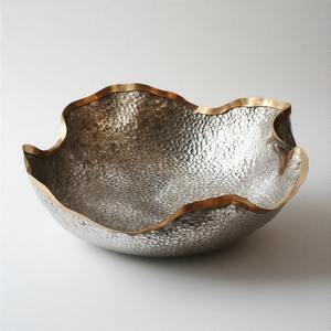 Juego de tazones de latón Chateau Line, la opulencia imperial, tazón de servir artesanal chapado en oro real con adornos del escudo real. - Product Image 1