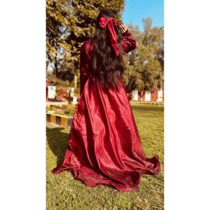 Vestido Largo Rojo de Satén con Corte en A para Niñas, Diseño de Cintura Natural - Product Image 3