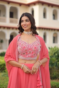 Lehenga Choli de diseñador de 4 metros de largo, con tela de georgette sintética suave de primera calidad, ideal para bodas y eventos, ofrece un toque de lujo. - Product Image 4