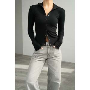 Blusa negra de cuello alto con botones a presión - Product Image 2
