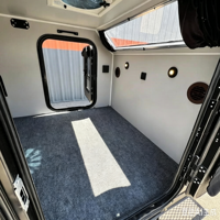 Caravane compacte de type larme, légère, pour les voyages de courte durée et les escapades en week-end.