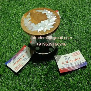 Caja de Almacenamiento de Dulces de Acrílico Transparente Hecha a Mano con Incrustaciones de Madera y Concha de Nácar, Regalo Árabe Premium para Celebraciones del Eid - Product Image 3