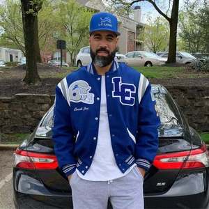 Blouson bombardier d'hiver de baseball avec logo personnalisé grande taille pour hommes vente en gros de style universitaire en peau de vache uni et respirant - Product Image 2