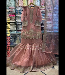 Sharara Rosa 2025 con Cristales, Dupatta de Organza, Adornos de Perlas y Corte de Dama en Chifón para Bodas y Graduaciones - Product Image 3