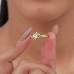 แหวนเพชรรูปสี่เหลี่ยมขนมเปียกปูนสีทอง - Product Image 1