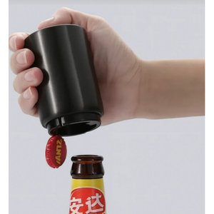 Ouvre-bouteille magnétique manuel en plastique, mini, portable, écologique, avec design push-pull - Product Image 1