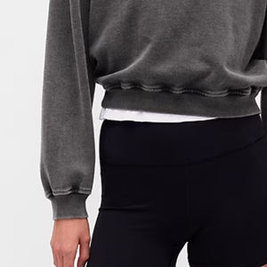 เสื้อฮู้ดดี้ทรงบ็อกซี่ ตัดสั้น ทรงโอเวอร์ไซส์ ผ้าฝรั่งเศสเทอร์รี่ 500gsm หนานุ่ม 100% ผ้าฝ้าย ล้างสีแบบแอซิดวอช  สำหรับผู้หญิง  รับสกรีนโลโก้ตามแบบ - Product Image 3