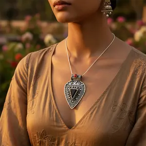 Colgante Geométrico de Ónice con Baño de Rodio para Mujer, Diseño Moderno en Oro Rosa y Diamantes - Product Image 3