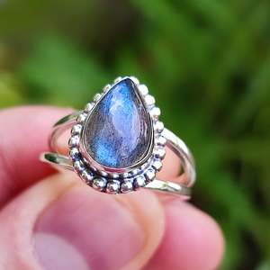 Bague pour femme en argent sterling 925 faite à la main avec pierre précieuse naturelle labradorite, style bohème, bague en argent labradorite, coupe/cabochon labradorite - Product Image 1
