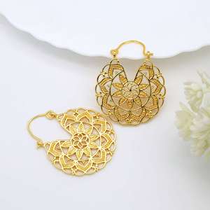 Boucles d'oreilles créoles florales bohèmes ethniques en laiton pour femmes, plaqué or 18 carats, bijoux mandala, vente en gros - Product Image 2