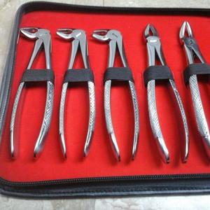 Fórceps de extracción dental negro y dorado con kit de cuero artificial - Product Image 1