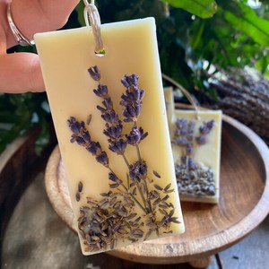 Cire parfumée naturelle à la lavande en gros | Fond de cire d'aromathérapie pour le spa, la fabrication de bougies et les parfums d'intérieur | Cire de lavande en vrac OEM - Product Image 1