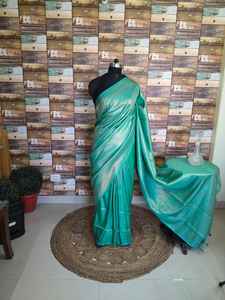 Saree en soie vert élégant avec un design complexe - Product Image 2