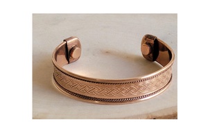 Brazalete dorado de metal de latón con diseño en relieve Magnate más vendido de la India a precio barato - Product Image 2