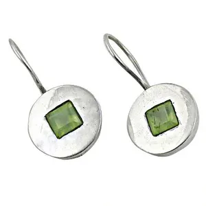 Boucles d'oreilles clous carrées en argent 925 avec péridot et perle/diamant, design géométrique tendance pour mariage, fête et cadeau - Product Image 1