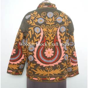 เสื้อแจ็คเก็ตผ้าควิลท์ปักลายเก๋ไก๋ ฟรีไซส์ สำหรับผู้หญิง สไตล์โบฮีเมียน ทำมือจากผ้าฝ้าย เหมาะสำหรับฤดูหนาว งานเทศกาล พร้อมเข็มขัด ของขวัญสุดพิเศษสำหรับผู้หญิง - Product Image 5