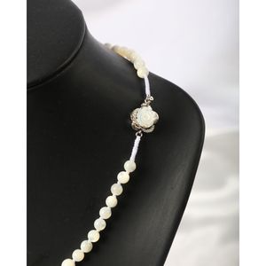 Collier gradué en nacre blanche avec fermoir en or rose - Product Image 5