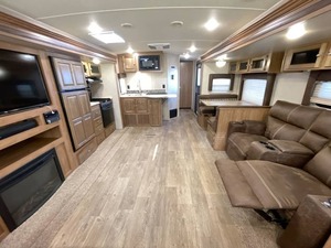 รถบ้านมือสองสภาพดีเยี่ยม ปี 2018 รุ่น Forest River Rockwood Ultra Lite 2906WS สำหรับขาย เหมาะสำหรับการตั้งแคมป์ - Product Image 5