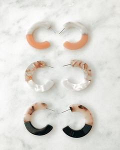 Boucles d'oreilles créoles torsadées en forme de C, style classique, fée, ange, couleur unie, résine transparente, écologiques, modelées à la main par Shaad Handicrafts - Product Image 4