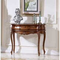 Table console en bois raffiné, idéale pour être associée à des fauteuils d'appoint, des lampes et des objets décoratifs saisonniers