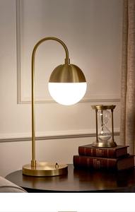 Lámpara de Mesa de Metal de Estilo Contemporáneo para Espacios de Vida en Apartamentos que Ofrece una Iluminación Elegante y Práctica - Product Image 3