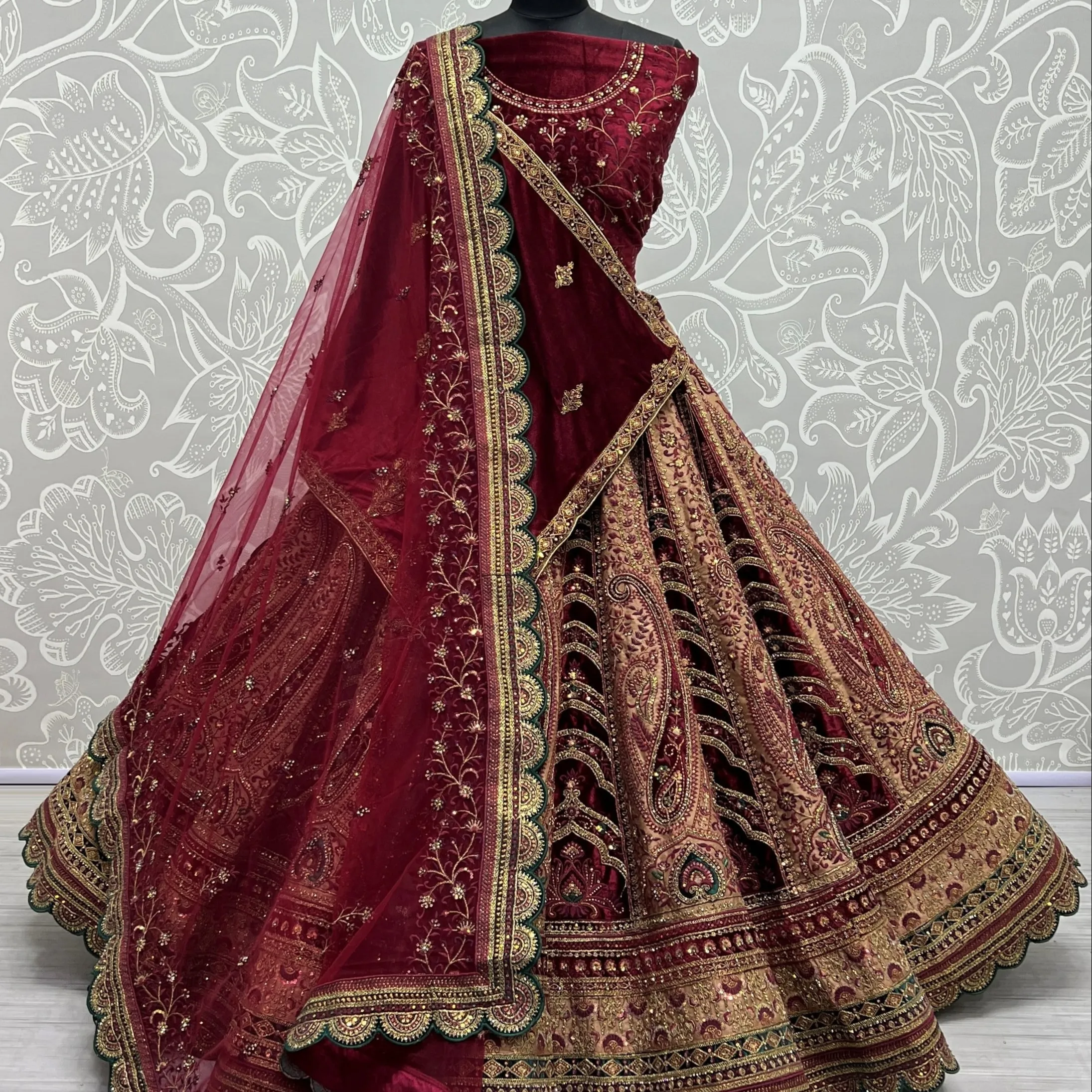 Nuevo parche de terciopelo doble Dupatta bordado diseñador Lehenga Choli para uso nupcial disponible a precio mayorista