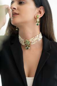 Collier ras du cou Kundan en perles artisanales serti d'émail vert émeraude en laiton avec ensemble de bijoux de boucles d'oreilles à la mode en plaqué or - Product Image 4