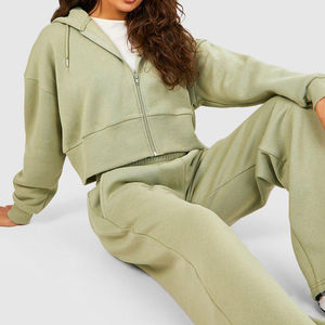 Top corto con capucha de Invierno para mujer y pantalones cortos Jogger Conjunto a juego de 2 piezas con logotipo frontal 100% algodón - Product Image 4