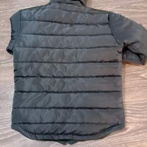 Chaqueta acolchada negra con capucha para hombre, 100% poliéster, ligera, 200 GSM, con cremallera frontal, manga larga, chaqueta informal para hombre - Product Image 3