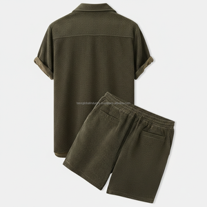 Conjunto de Hombre Personalizado OEM - Camisa de Manga Corta Texturizada Verde Oliva y Pantalones Cortos, Conjunto Casual de 2 Piezas - Product Image 2