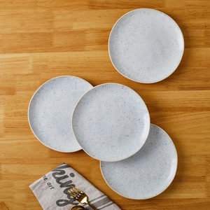 Ensemble d'assiettes en céramique rose doux, finition texturée subtile, forme élégante, qualité durable pour un attrait culinaire contemporain - Product Image 5