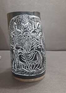 Cuerno para beber tallado a mano hecho a medida con intrincadas tallas temáticas vikingas para hidromiel y tiendas de suministros vikingos para reventa - Product Image 4