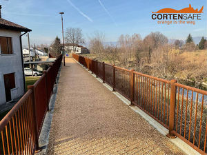 Falcade HO2 Corten Clôture en acier pour jardins et parcs Interaxis 2000 mm de hauteur 1100 mm Plaque de base soudée Th. 8 mm Diamètre 200 mm - Product Image 3