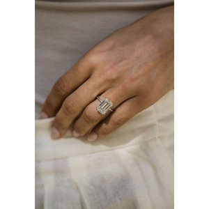 Bague de fiançailles SHREYA DIAM en or jaune 14 carats avec diamant de laboratoire taille émeraude en forme de donut, couleur E, double griffe, 1,8 mm, solitaire - Product Image 3