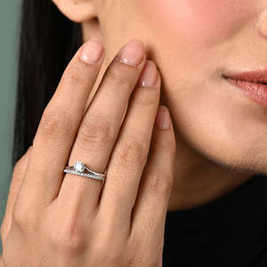 Achetez des bagues en argent sterling 925 de qualité supérieure pour femmes, plaquées rhodium, avec diamant comme pierre principale, technologie de sertissage à la closière, bijoux pour hommes - Product Image 4