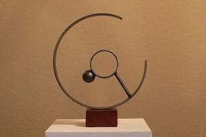 Escultura de metal decorativa de mesa modernista con acabado cromado y curvas limpias que se mezclan en entornos urbanos elegantes - Product Image 6