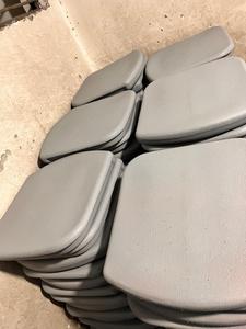 Chaise d'école en plastique de qualité supérieure avec tablette d'écriture pliable, durable, élégante, au design moderne, confortable et solide pour enfants et salon - Product Image 3