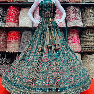 "เจ้าสาว lehenga choli ฤดูหนาว: งานกระจกกับหินจาร์ข่าน, ไหวพริบหนักและเสื้อยาวสำหรับดูสง่างาม" - Product Image 1