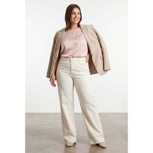 <b>Plus</b> <b>Size</b> <b>Jeans</b> with Pocket Detail, <b>White</b> - Product Image 4
