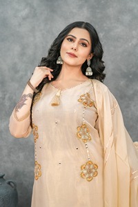 Salwar Kameez de fête pour filles, dernière collection 2025, exportateur de mode, tenue de haute qualité, travail manuel lourd, meilleur tissu en viscose pure, soie - Product Image 2