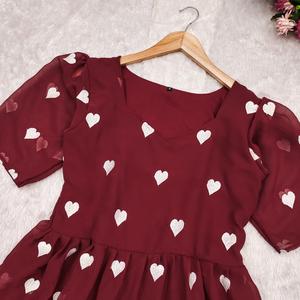 Charmante robe mi-longue rouge cerise foncé pour femme | Robe fluide imprimée coeur d'amour | Tenue décontractée en acajou chic pour toute occasion - Product Image 5