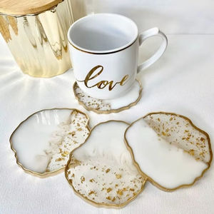 Posavasos de resina de lujo clásico diseñado con detalles únicos para complementar las mesas de comedor durante bodas y aniversarios - Product Image 1