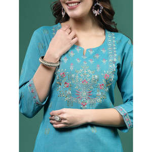 Kurtas rectas de crepé bordadas para mujer con mangas tres cuartos - Product Image 6